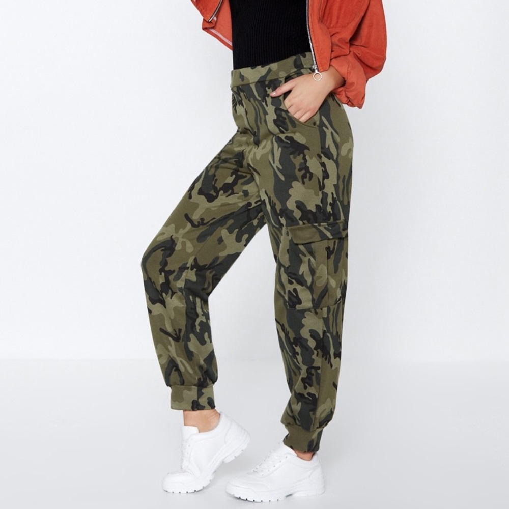 🦋2/$22 EUC Nasty Gal camo jogger sweatpants